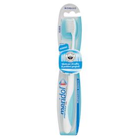 Aquafresh Dynamic spazzolino denti protezione denti e gengive delicato per  rimuovere placca Medio